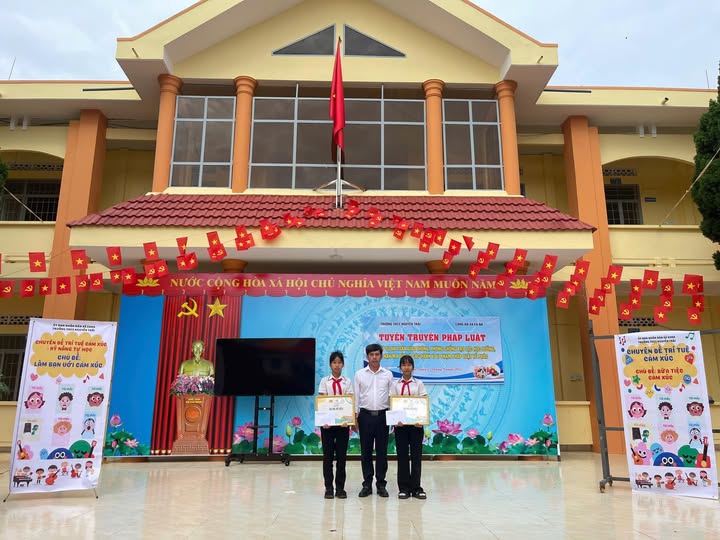 Trao học bổng tháng cho học sinh vượt khó